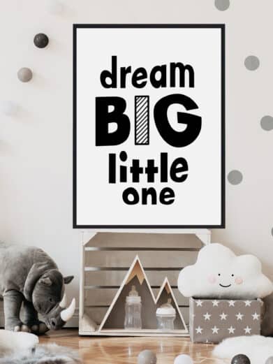 Børneplakat med teksten "Dream big Little one". Plakaten er i farverne sort-hvid, og passer perfekt til børneværelset.