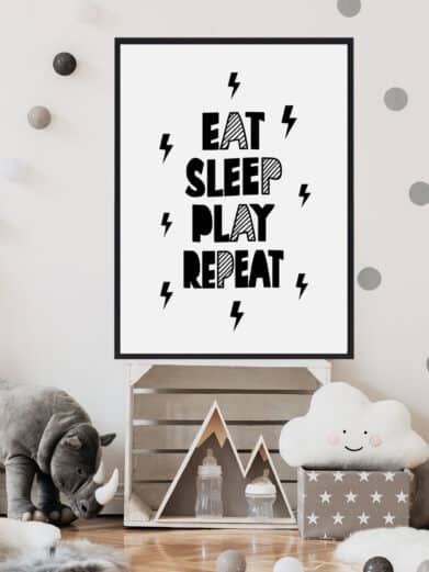 Børneplakat med teksten "Eat sleep play repeat". Plakaten er i farverne sort-hvid, og passer perfekt til børneværelset.