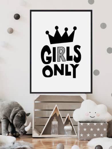 Børneplakat med teksten "Girls only". Plakaten er i farverne sort-hvid, og passer perfekt til børneværelset.