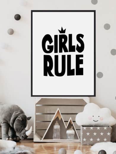Børneplakat med teksten "Girls rule". Plakaten er i farverne sort-hvid, og passer perfekt til børneværelset.
