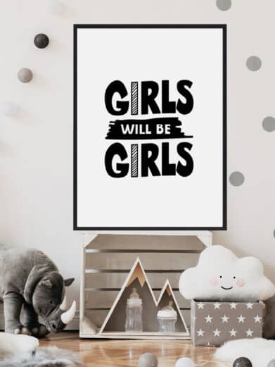 Børneplakat med teksten "Girls will be girls". Plakaten er i farverne sort-hvid, og passer perfekt til børneværelset.