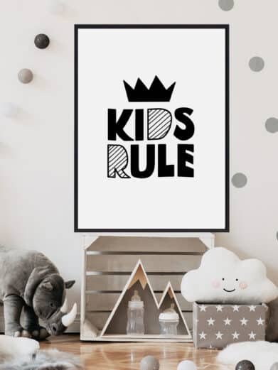 Børneplakat med teksten "kids rule". Plakaten er i farverne sort-hvid, og passer perfekt til børneværelset.