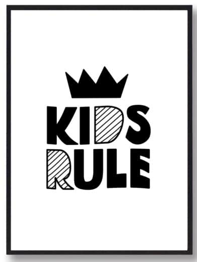 Børneplakat i flotte sort-hvid farver med teksten ”Kids rule”. Plakaten passer perfekt ind på børneværelset.