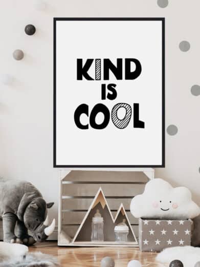Børneplakat med teksten "kind is cool". Plakaten er i farverne sort-hvid, og passer perfekt til børneværelset.