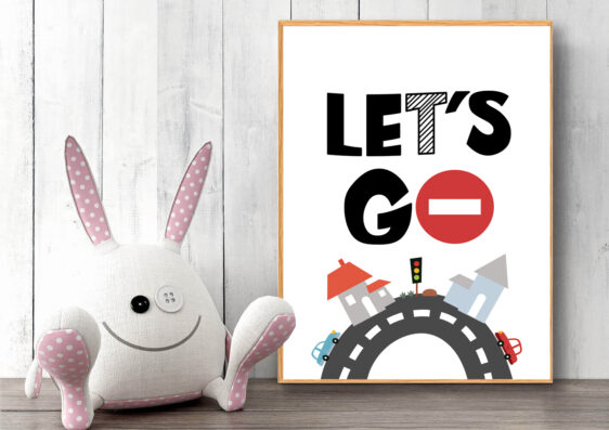 Børneplakat med biler og citatet 'Lets go' på hvid baggrund