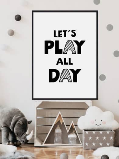 Børneplakat med teksten "lets play all day". Plakaten er i farverne sort-hvid, og passer perfekt til børneværelset.