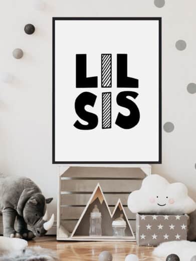 Børneplakat med teksten "lil sis". Plakaten er i farverne sort-hvid, og passer perfekt til børneværelset.