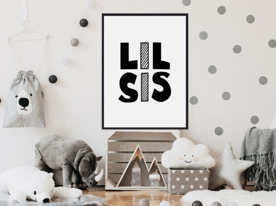Lil-sis-plakat-2 Børneplakat med teksten "lil sis". Plakaten er i farverne sort-hvid, og passer perfekt til børneværelset.