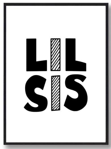Børneplakat i flotte sort-hvid farver med teksten ”Lil sis”. Plakaten passer perfekt ind på børneværelset.