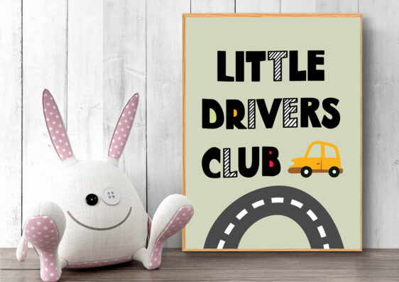 Børneplakat med biler og citatet ' Little drivers club' på grøn baggrund