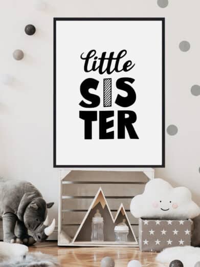 Børneplakat med teksten "Little sister". Plakaten er i farverne sort-hvid, og passer perfekt til børneværelset.
