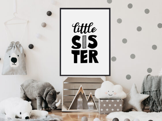 Little-sister-2 Børneplakat med teksten "Little sister". Plakaten er i farverne sort-hvid, og passer perfekt til børneværelset.