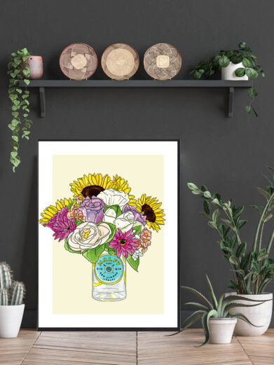 Plakat med Malfy flaske med blomster og gul baggrund
