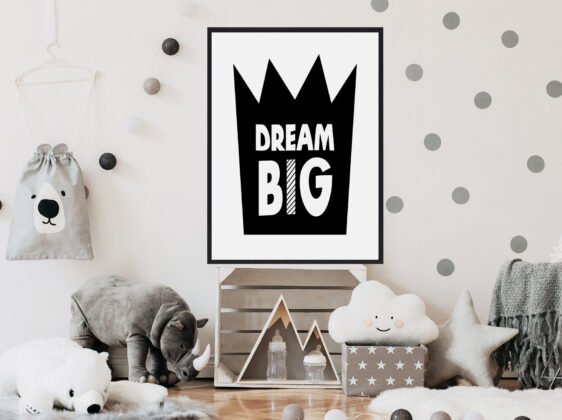Sort-dream-big-2 Børneplakat med teksten "Dream big". Plakaten er i farverne sort-hvid, og passer perfekt til børneværelset.