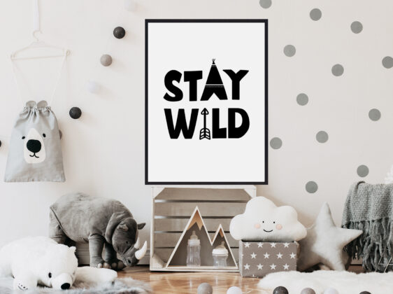 Stay-wild-2 Børneplakat med teksten "Stay wild". Plakaten er i farverne sort-hvid, og passer perfekt til børneværelset.
