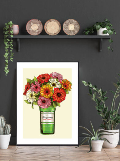 Plakat med tangerine flaske med blomster og gul baggrund