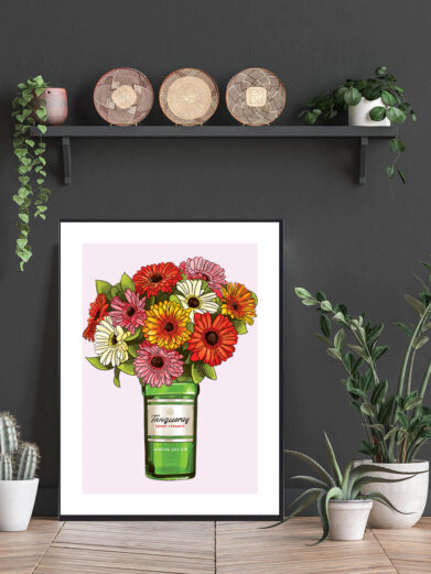 Plakat med tangerine flaske med blomster og lyserød baggrund