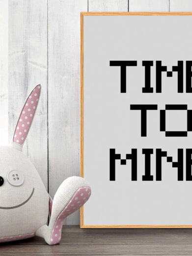 Gamer plakat med Minecraft citat. Minecraft på grå baggrund og teksten 'Time to mine'