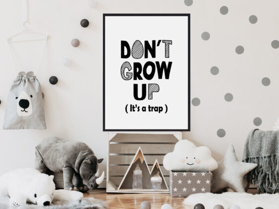 Dont-grow-up-its-a-trap-parentes-plakat-2 Børneplakat med teksten "Dont grow up (its a trap)". Plakaten er i farverne sort-hvid, og passer perfekt til børneværelset.