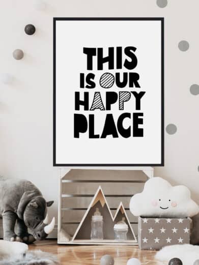 Børneplakat med teksten "This is our happy place". Plakaten er i farverne sort-hvid, og passer perfekt til børneværelset.