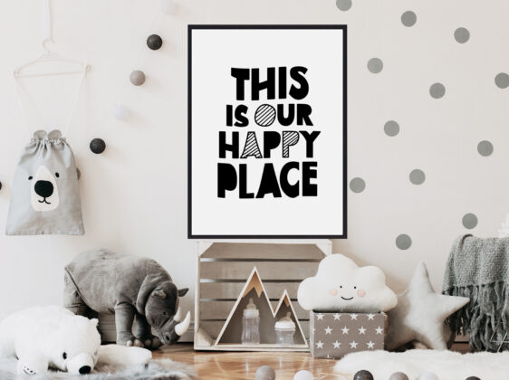 This-is-our-happy-place-2 Børneplakat med teksten "This is our happy place". Plakaten er i farverne sort-hvid, og passer perfekt til børneværelset.