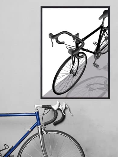 Cykel plakat af cykel som står skævt. Denne cykelplakat er i sort/hvid