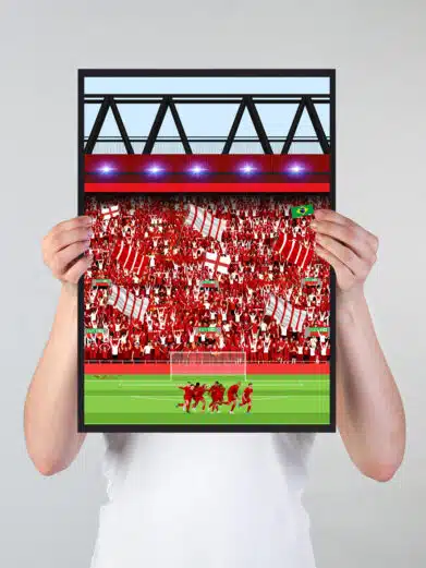 Fodboldplakat med Liverpool, der viser spillere på banen og deres fans på tribunerne bagved i flotte farver