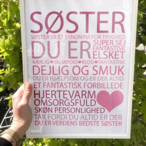 Lyserød Årets Søster plakat. Perfekt gave til søster! Elegant design med citater, ideel som boligplakat. Køb den billigt online nu!