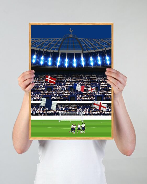 Stadion fodboldplakat, der viser Tottenham stadion med spillere på banen og fans på fyldte tribuner bagved