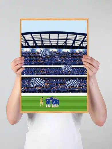 Chelsea plakat, der viser spillerne på banen med publikum siddende på tribunen bagved