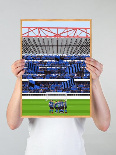 Inter Milan stadionplakat, der viser spillerne på stadion foran fyldte tribuner fuld af stemning