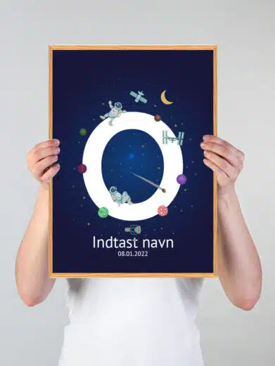 Navneplakat med universet og bogstavet O