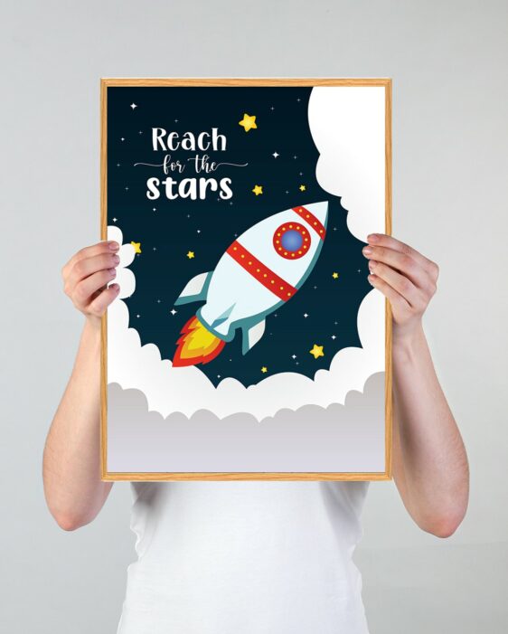 Rumplakat til børn med rumskib og teksten Reach for the stars