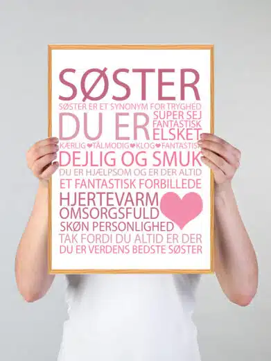 Søster citat plakat, der på kærlig vis illustrerer en masse gode egenskaber ved en søster med lyserød skrift på hvid baggrund
