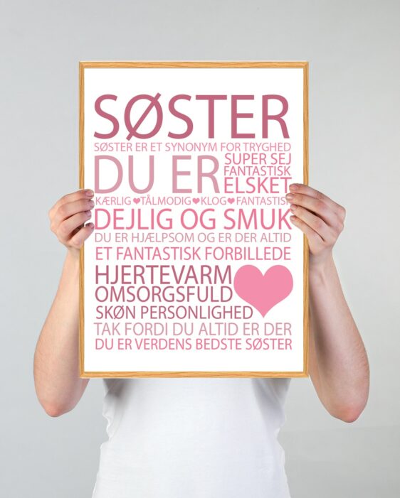 Søster citat plakat, der på kærlig vis illustrerer en masse gode egenskaber ved en søster med lyserød skrift på hvid baggrund