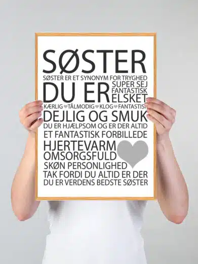 Søster citatplakat, der viser en masse gode egenskaber ved en søster med sort skrift på hvid baggrund