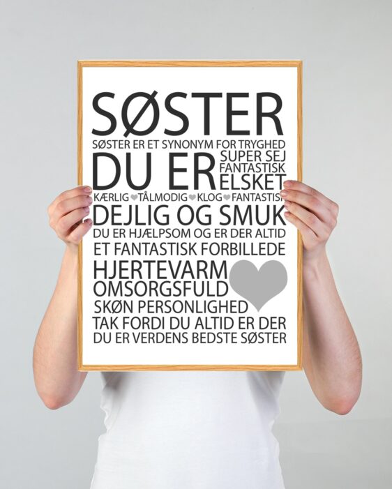 Søster citatplakat, der viser en masse gode egenskaber ved en søster med sort skrift på hvid baggrund
