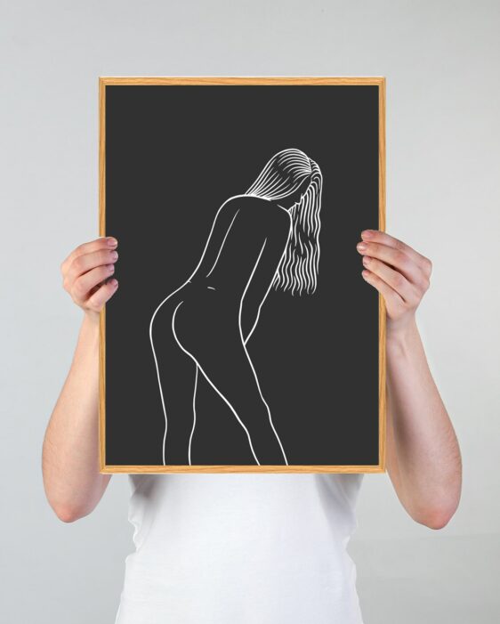 Line art plakat, der illustrerer en nøgen kvinde bagfra på kunstnerisk vis på sort baggrund og med hvide streger