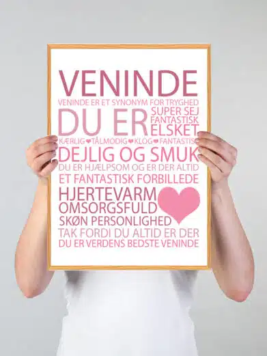 Citatplakat med veninde som fokus. Skriften er lyserød på hvid baggrund og viser en masse egenskaber hos en veninde