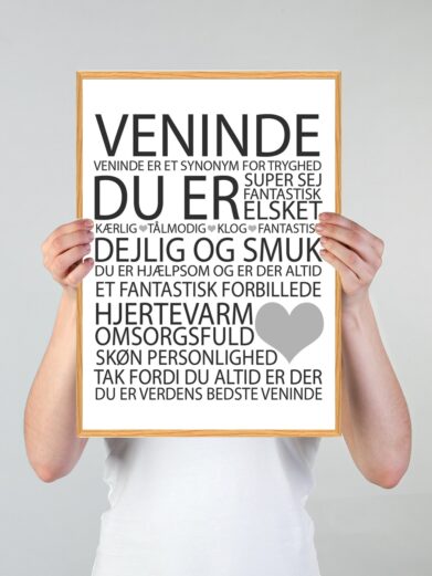 Årets veninde citatplakat, der viser en masse søde egenskaber om veninder med sort skrift på hvid baggrund