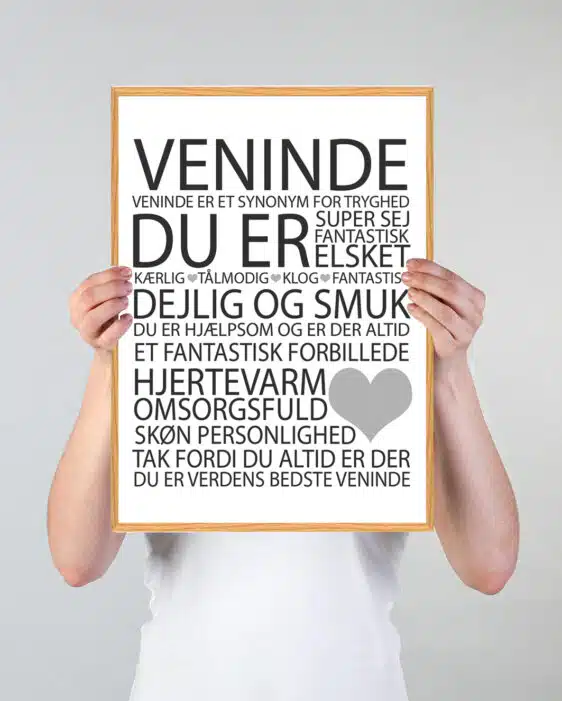 Årets veninde citatplakat, der viser en masse søde egenskaber om veninder med sort skrift på hvid baggrund