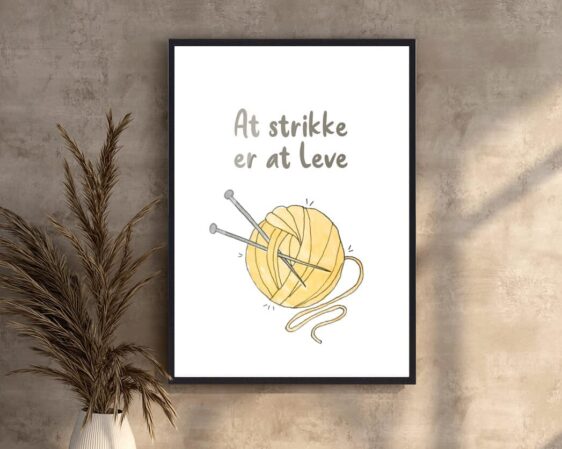 Strikkeplakat med en gul garnnøgle i midten og strikkepinde siddende i. Øverst er citatet "At strikke er at leve"