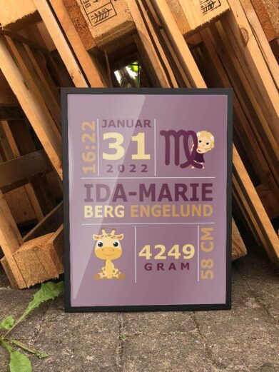 Fødselsplakat i mørk rosa, der viser babys oplysninger ved fødslen. Du vælger selv motiver og designer plakaten