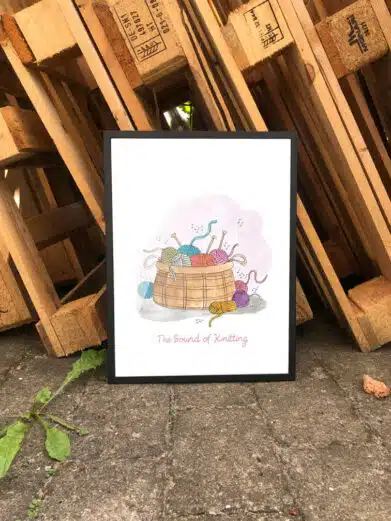 Plakat med strikketilbehør bestående af garnnøgler og strikkepinde