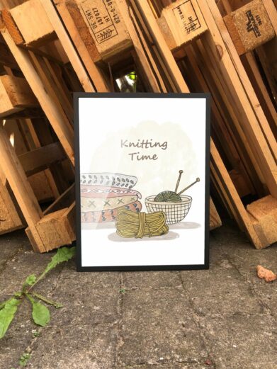 Strikkeplakat med citatet "Knitting Time" samt garnnøgler, en kurv og strikkepinde