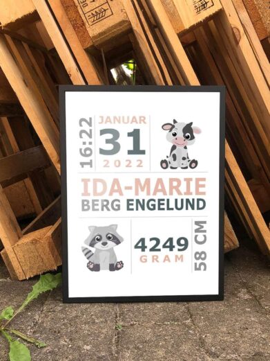 Personlig fødselsplakat med babys informationer samt søde dyre motiver. Perfekt til barnedåbsgave og til billig penge