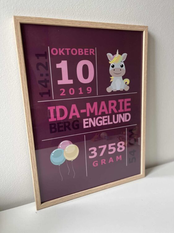 Flot lilla fødselsplakat med søde motiver.