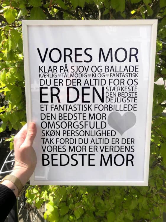 Vores mor plakat i hvid ramme. Sort tekst med citat til mor. Perfekt gaveidé til mor. Elegant og kærlig.