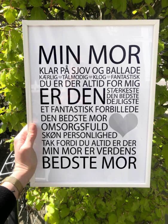 Hvid "Min Mor" plakat med sort tekst. Perfekt gaveidé til mor. Stilfuld citatplakat. Nu på tilbud!