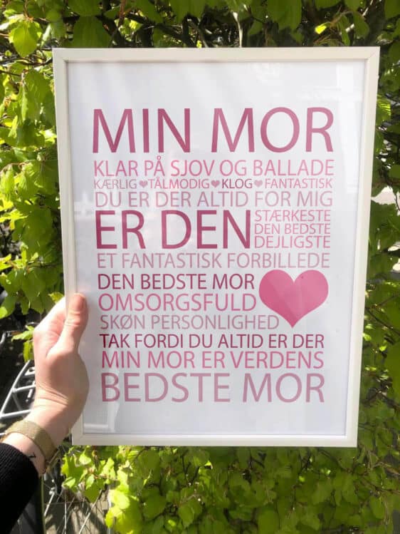 Lyserød 'Min Mor' plakat i hvid ramme. Perfekt gaveidé til mor. Citatplakat med kærlige ord i lyserød skrift.